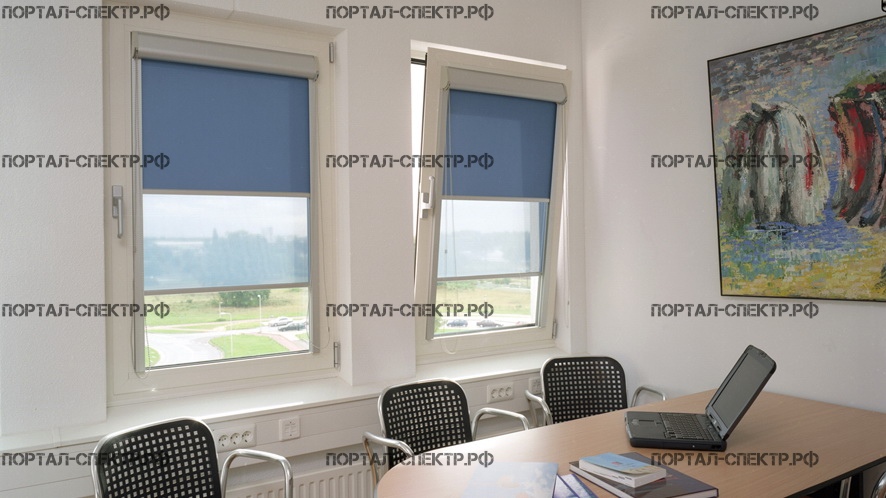 Рулонные кассетные шторы жалюзи на пластиковые окна в офисе в Санкт-Петербурге